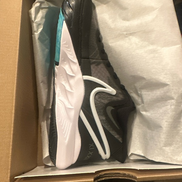 Nike Kyrie 8, boys size 3y - Picture 2 of 9